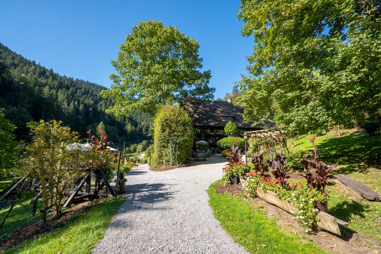 Eingang zum Schwarzwaldhaus Wolftal mit blühendem Garten