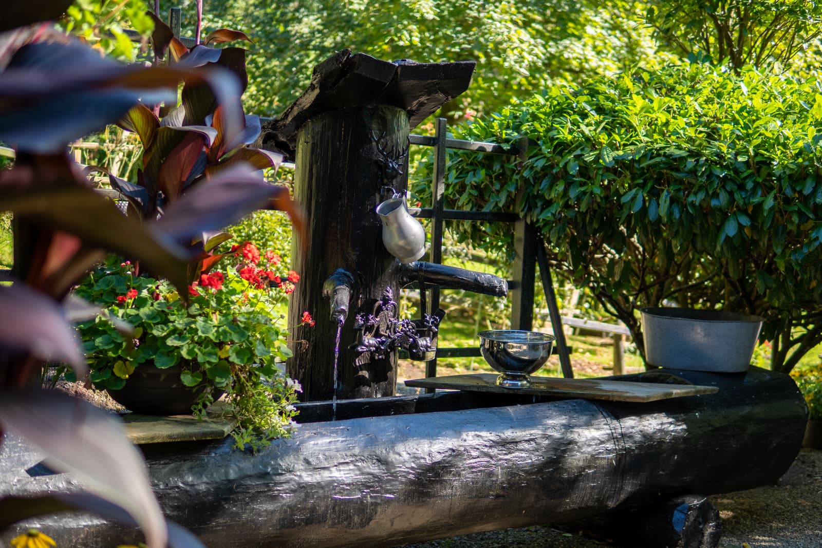 Historischer Brunnen im Garten des Schwarzwaldhauses