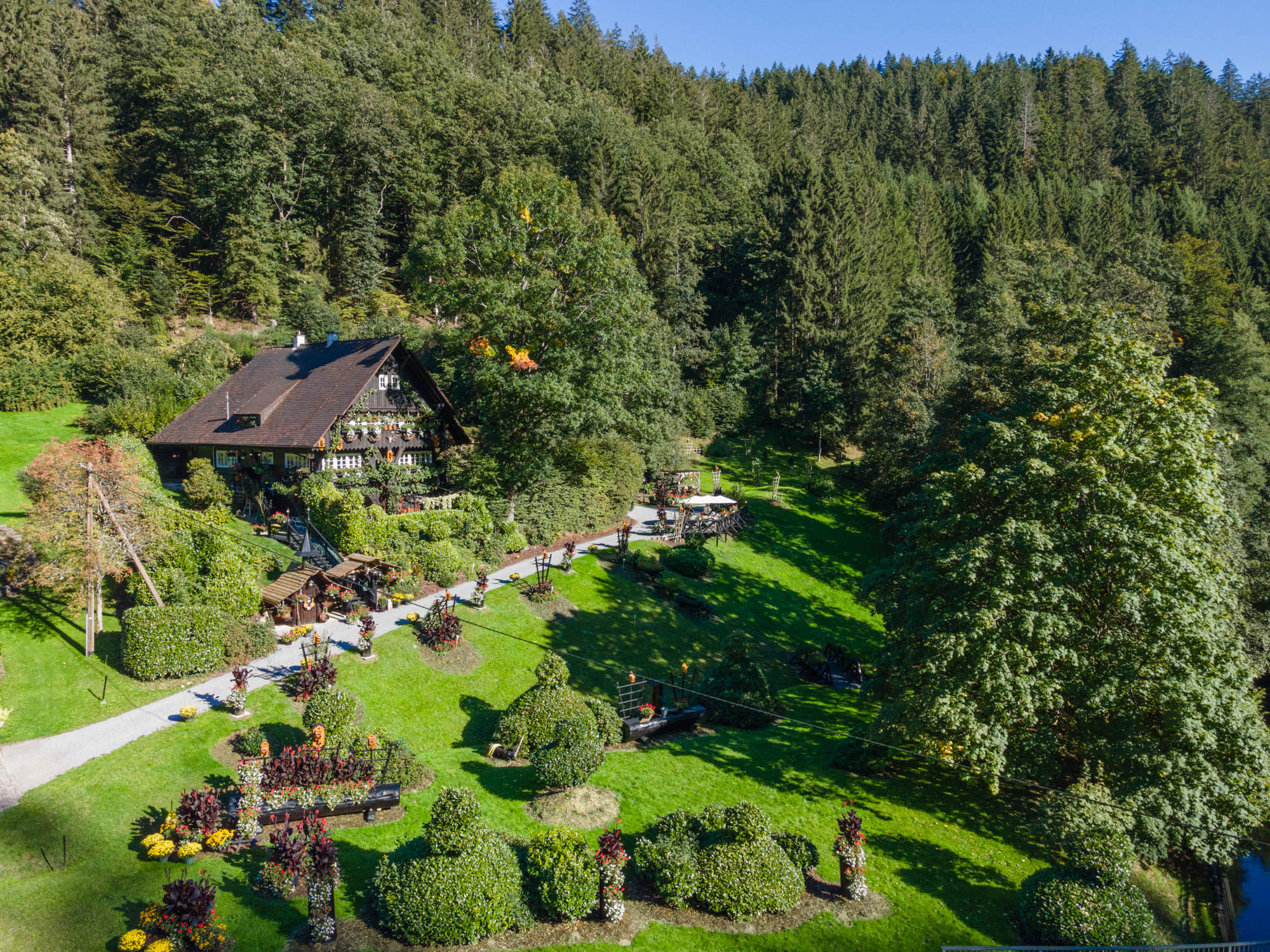 Schwarzwaldhaus Wolftal – Luftaufnahme des historischen Ferienhauses mit Parkanlage im Wolftal
